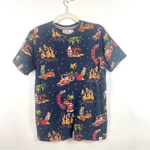 Free Planet NWOT Men's Short Sleeve Christmas T-Shirt Hawaiian Hula Santa Small - Picture 1 of 11